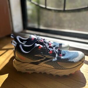 Women’s Brooks Cascadia 18, size 11 B